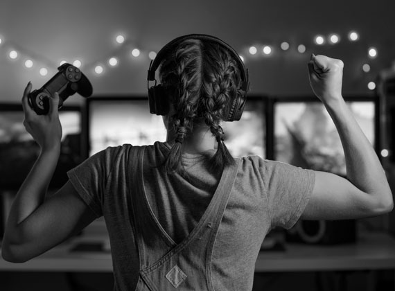 girl woman streamer fist holding controller three screens gamer gaming stream streaming grayscale black and white